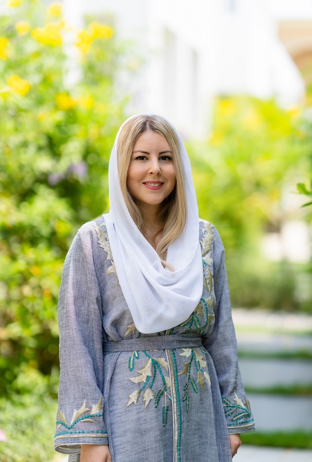 حوار مجلة "هي" مع مسؤولة المواهب وسفيرة مجموعة شلهوب آية يماني