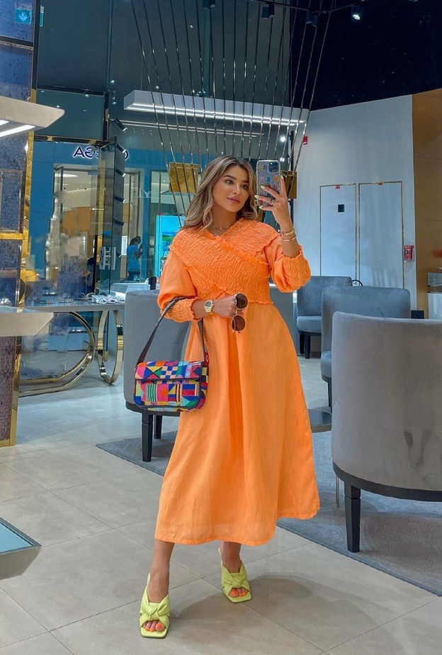 تنسيق جذاب بين الوشاح والفستان باللون الفوشيا