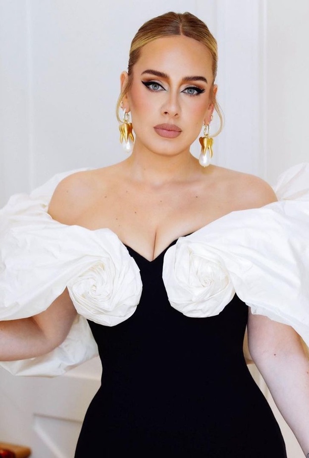 إطلالة أديل في تصميم من Schiaparelli. الصورة من حسابها على انستقرام