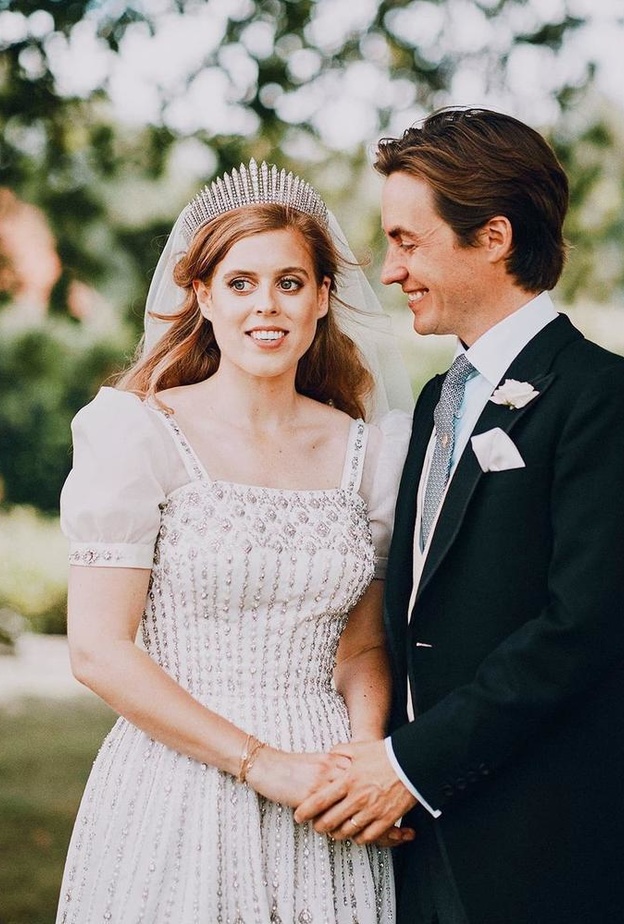 الأميرة بياتريس تتألق بتاج جدتها Mary's Fringe Tiara في حفل عٌرسها