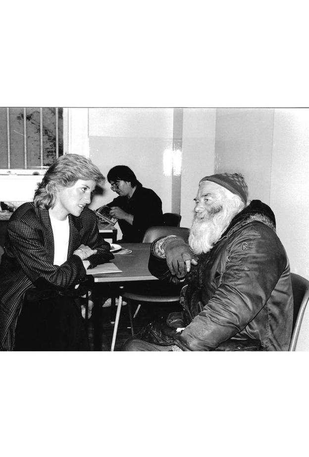 بعد زيارته لمؤسسة خيرية للمشردين.. الأمير ويليام ينشر صورة مؤثرة لوالدته الراحلة 