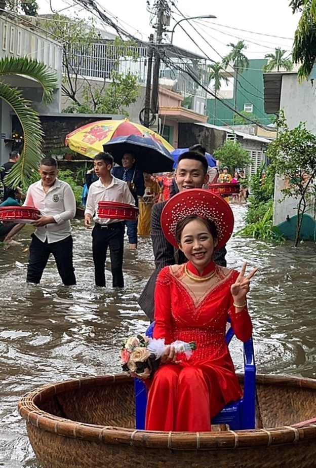 عروسان يضطران للتنقل بقارب سلة للوصول لزفافهما بسبب الفيضانات