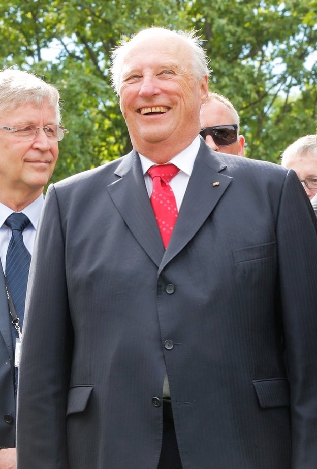 في عمر الـ 83 عاما.. هارلد الخامس ملك النرويج يحصل على أول تليفون محمول في حياته