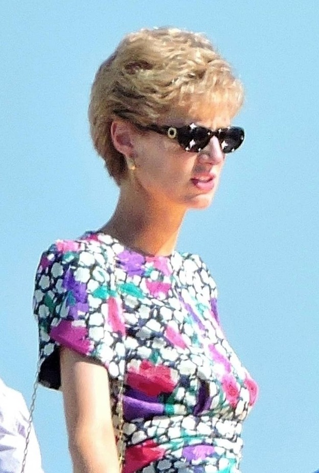 تعرف على الشبه الكبير بين إليزابيث ديبيكي والأميرة ديانا في The crown