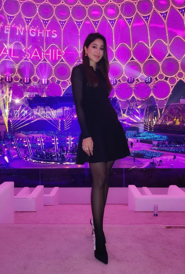 صور إطلالات أسيل عمران أكثر أناقة بالتصاميم السوداء