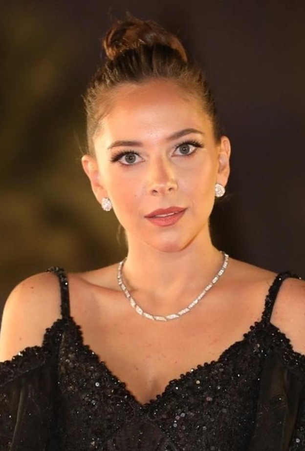 الفنانة فاطمة البنوي 