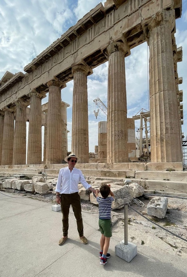 زوج الأميرة بياتريس يشارك صورًا عائلية نادرة من رحلته مع زوجته باليونان