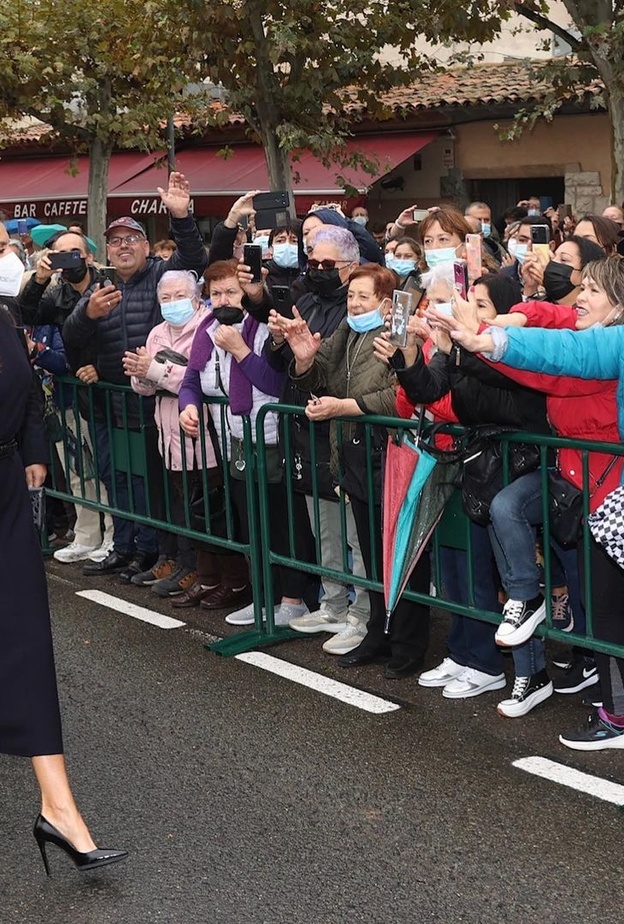 بالشعر الأبيض.. ليتيزيا ملكة إسبانيا تحضر مهرجان توديلا السينمائي الـ 21