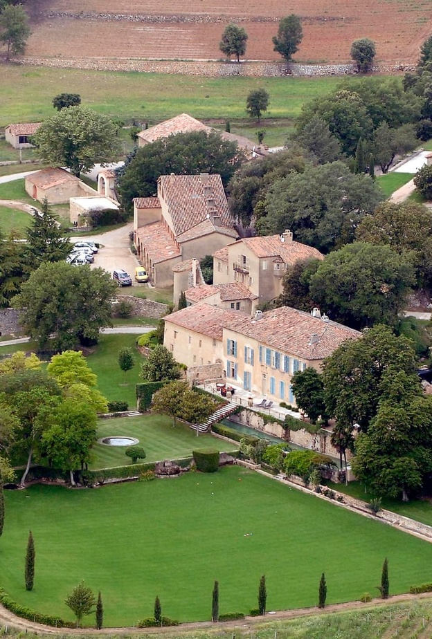 أنجيلينا جولي تبيع نصف حصتها في منزلها الفرنسي المشترك مع براد بيت