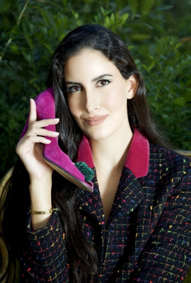 لين تعتمد في كل الصور أزياء فينتياج كانت لوالدتها الراحلة. تنتعل هنا حذاء من جيمي شو ومعطف من ماكس مارا