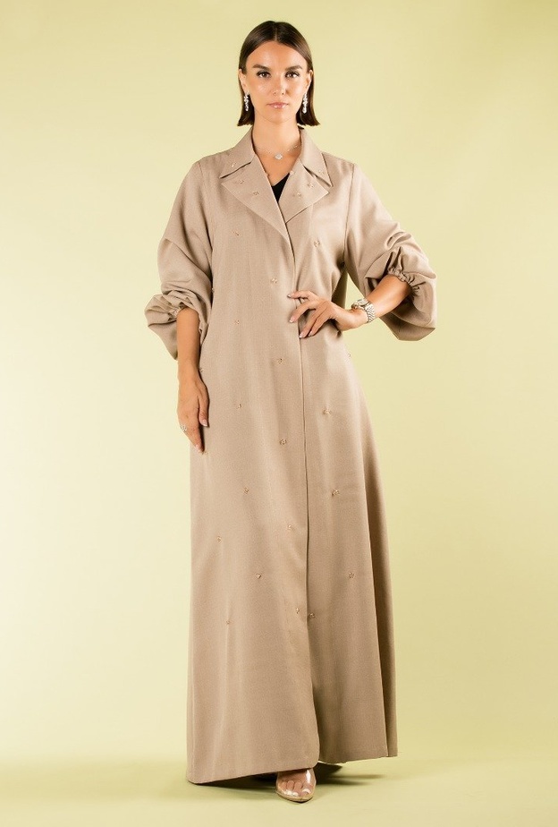 تصميم فاخر وراقي مع لمسات الشكّ البراق بعباية من AS Fashion House