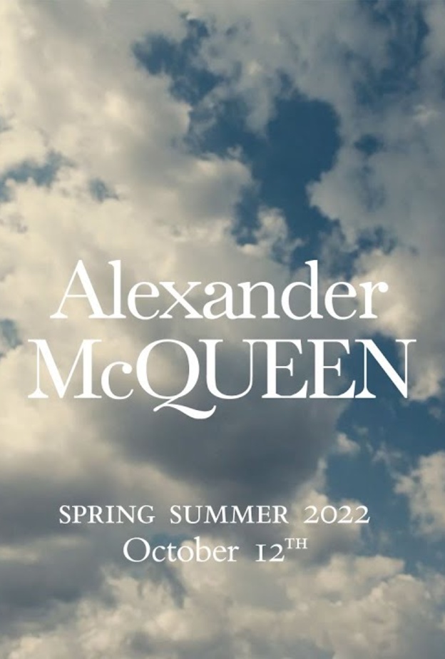 بث مباشر لعرض أزياء Alexander McQueen لربيع صيف 2022