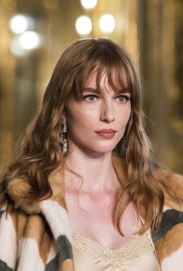 إطلالة شعرك عصرية وأنيقة مع الغرة القصيرة