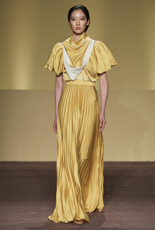 جاذبيّة وأنوثة الفستان الراقي بقصّة الكسرات من الحرير باللون الذهبي من Budapest Collection