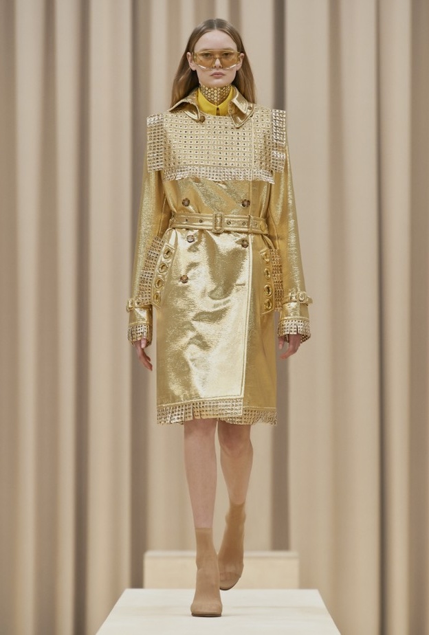 تصاميم ترانشكوت أنيقة لمختلف المناسبات من منصات عروض خريف 2021