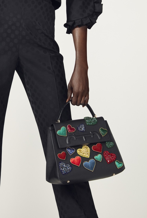 موديلات حقائب يد سوداء مع النقشات الملونة من دار Carolina Herrera