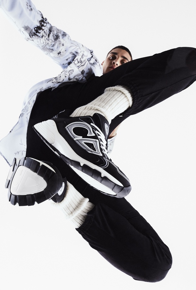 تكشف "ديور" Dior النقاب عن أحذية "بي 30" B30 الرياضيّة الجديدة