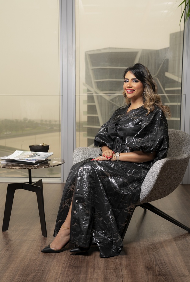 حوار مجلة "هي " مع هند العوضي أول بحرينية تقتحم عالم الطيران