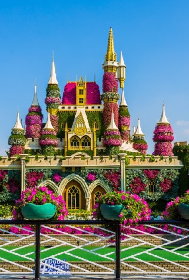 دبي ميراكل جاردن تستقبل قرية السنافر احتفالاً بموسمها العاشر