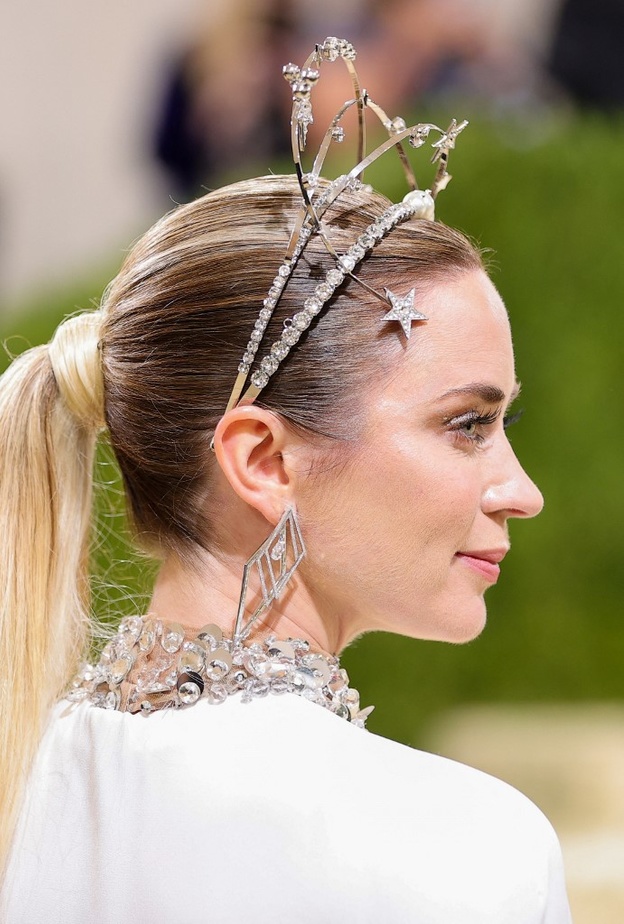 أكسسوارات شعر ملفتة من وحي النجمات لسهرات خريف 2021