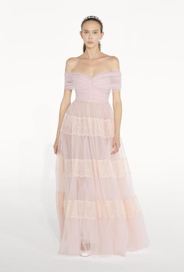 الطول الميدي بفستان زهري باستيلي بقصّة بسيطة من Giambattista Valli