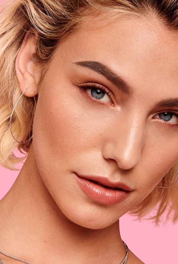  إطلالات مختلفة باستخدام مرهم الحواجب الملوّن الجديد من  Benefit Cosmetics