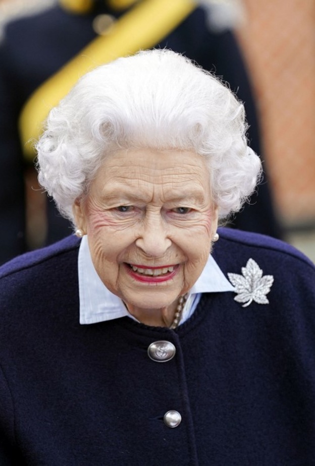 هذه قصة بروش ورقة القيقب للملكة إليزابيث