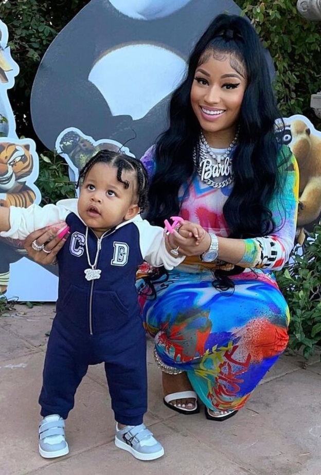 نيكي ميناج تحتفل بعيد ميلاد ابنها في عامه الأول مع زوجها كينيث بيتي