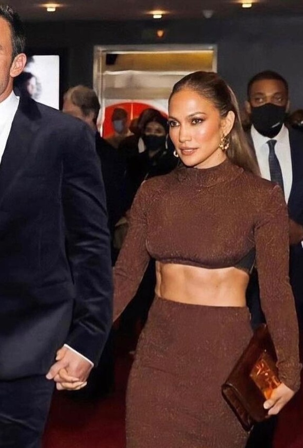 جينيفر لوبيز تشع بتدرجات الألوان البنية