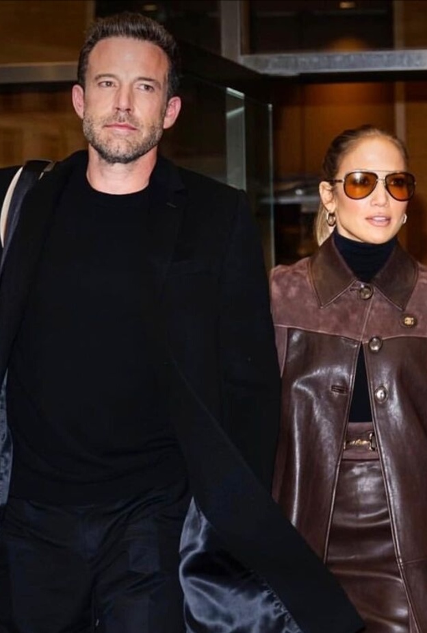 جينيفر لوبيز تتألق بإطلالة خريفية مثالية