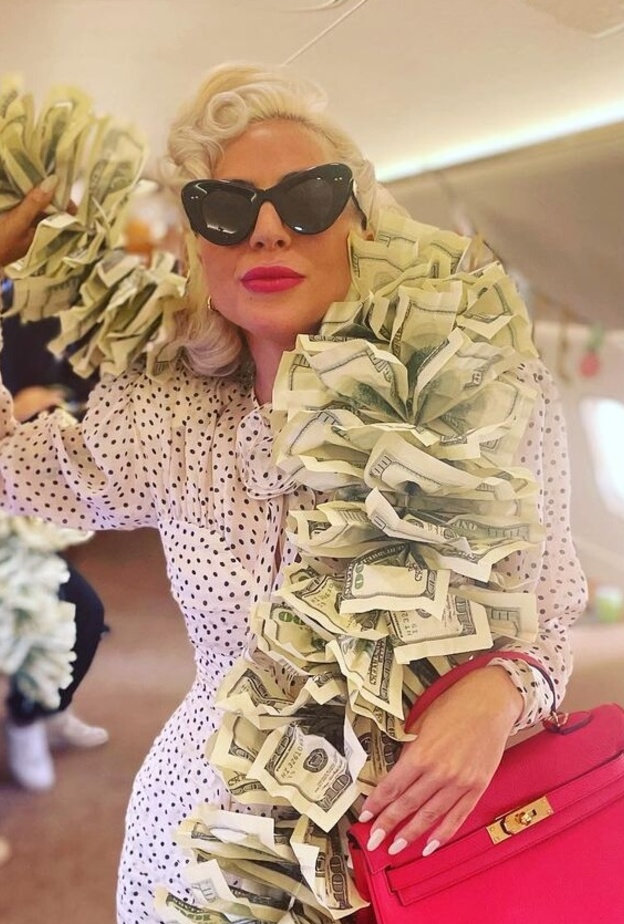 إطلالة ليدي جاجا بين توهج الفوشيا وهدوء الأبيض