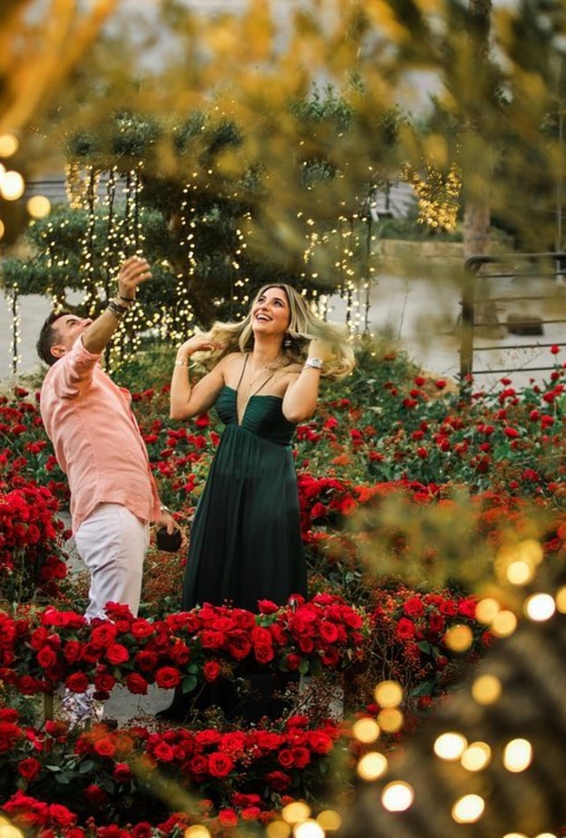 أناقة خطيبة طوني المندلق تثير إعجاب عشاق الموضة.