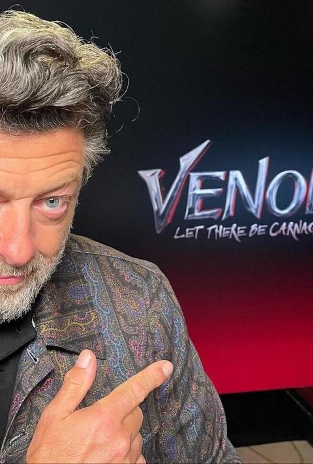 آندي سيركيس يوجه رسالة إلى مدينة دبي من برج خليفة