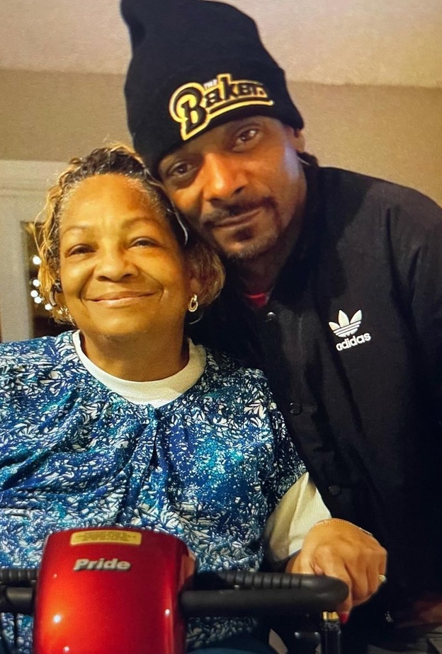 سنوب دوج يعلن وفاة والدته