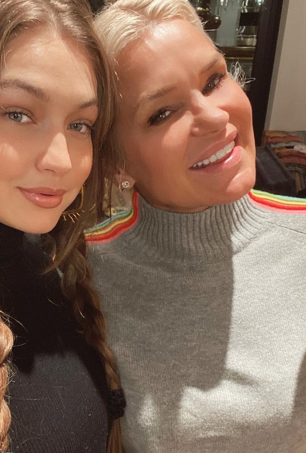 جيجي حديد ووالدتها