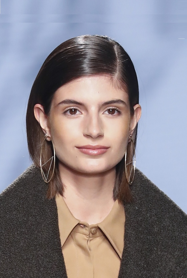 تسريحات شعر كاريه للشابات بطرق مختلفة موضة خريف 2021