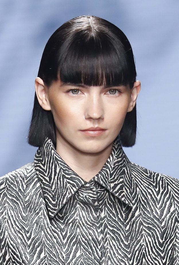 قصات وتسريحات تناسب صاحبات الشعر المالس لخريف 2021