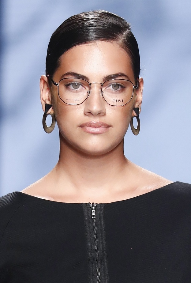 خطوات تطبيق مكياج ناعم لصاحبات النظارات الطبية