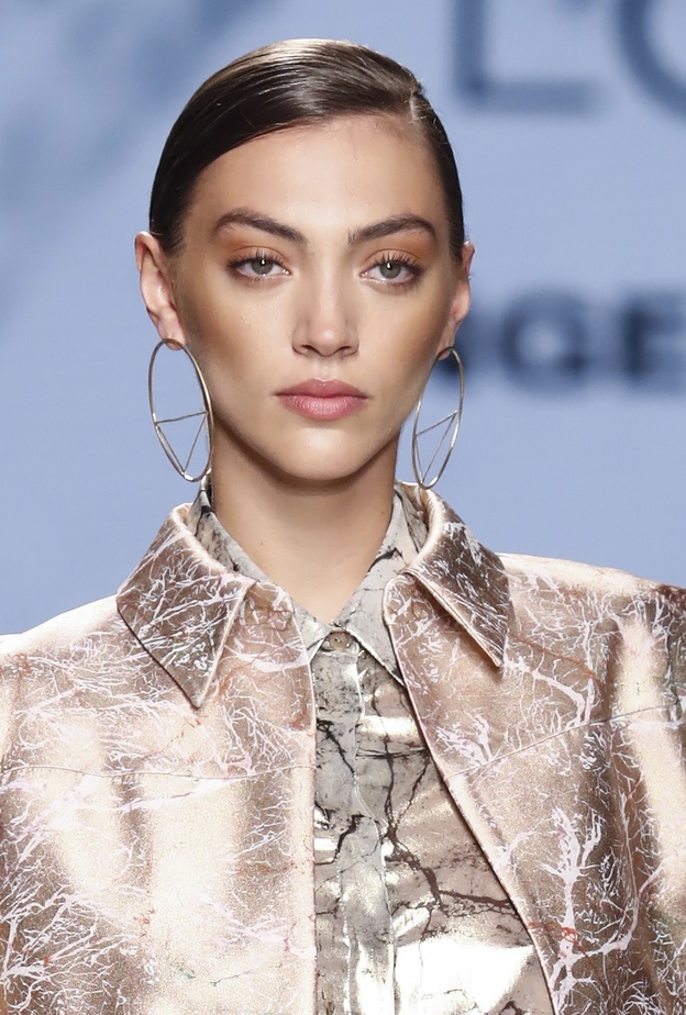 طريقة تطبيق مكياج ناعم ومشرق للمرأة العاملة في خريف 2021