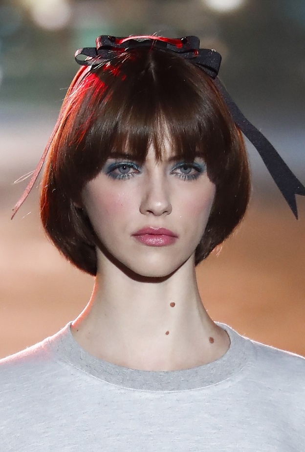 ألوان ظلال عيون أزرق من أشهر الماركات لإطلالات خريف 2021