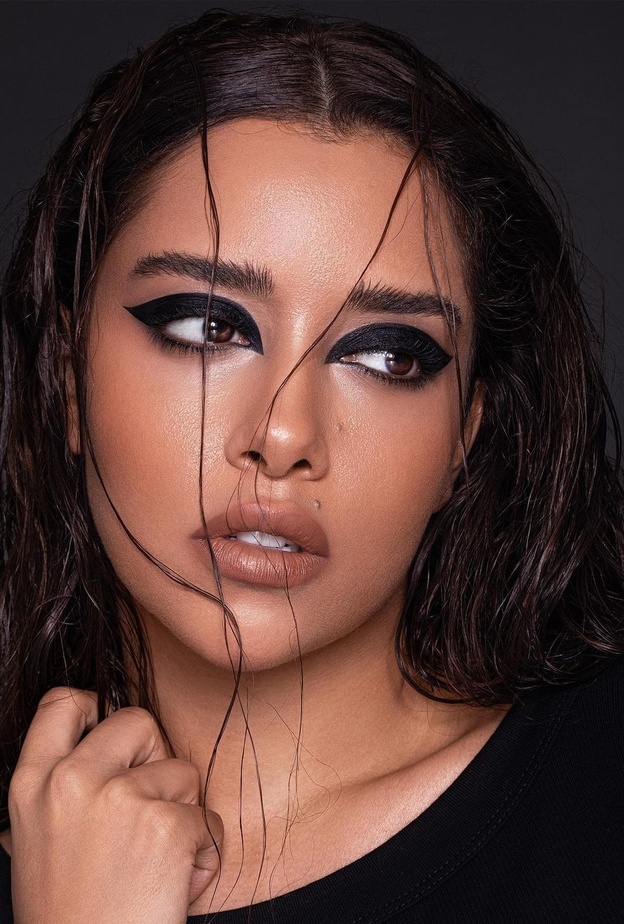 إطلالات مكياج جريئة لـ بلقيس فتحي بصيحة الآيلاينر العريض