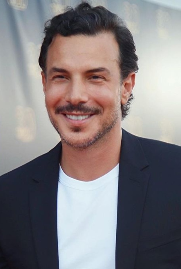 ابنة باسل خياط تضع له المكياج بفيديو عفوي