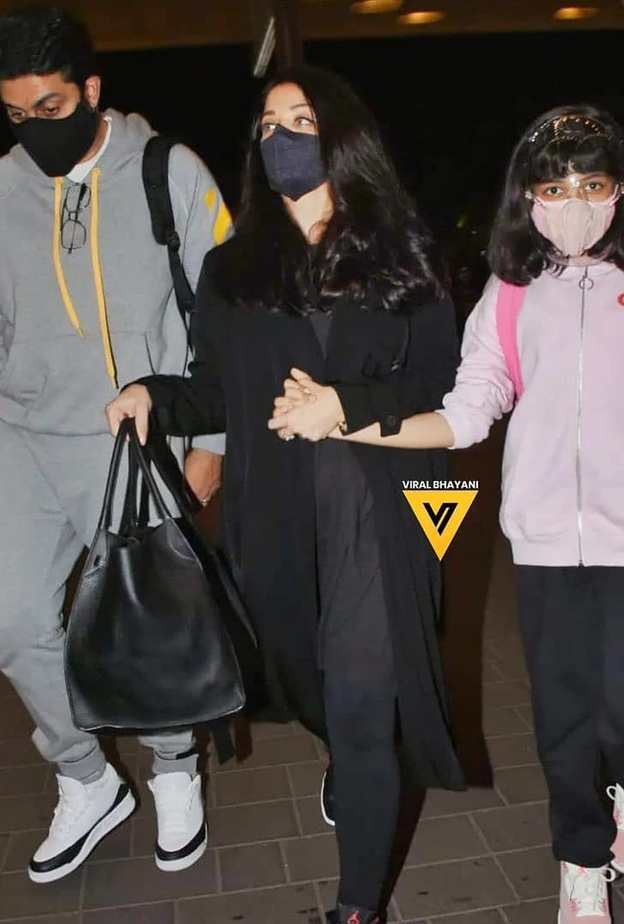 ظهور آيشواريا راي بصحبة زوجها وطفلتهما في مطار مومباي