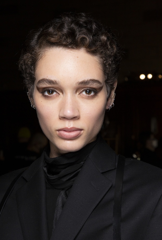 قصات شعر صبيانية جريئة من وحي منصات الأزياء لموسم الخريف