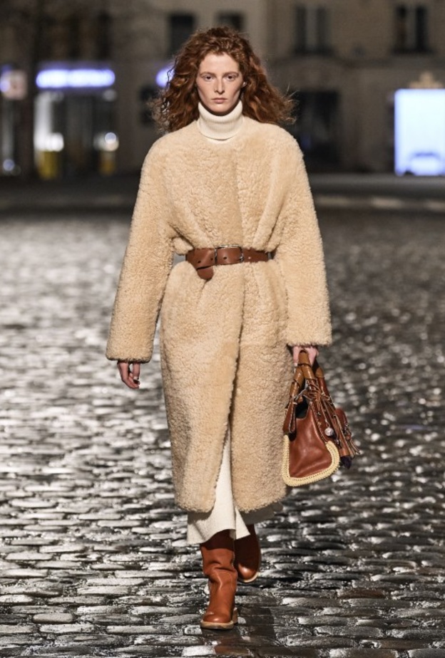 اطلالة فرو كاملة من دار الأزياء العالمية "شانيل" CHANEL