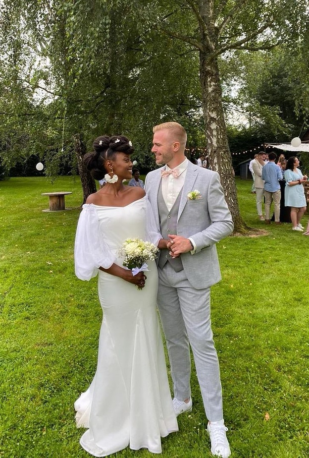 عروس ترتدي فستان زفاف صنعه لها والدها