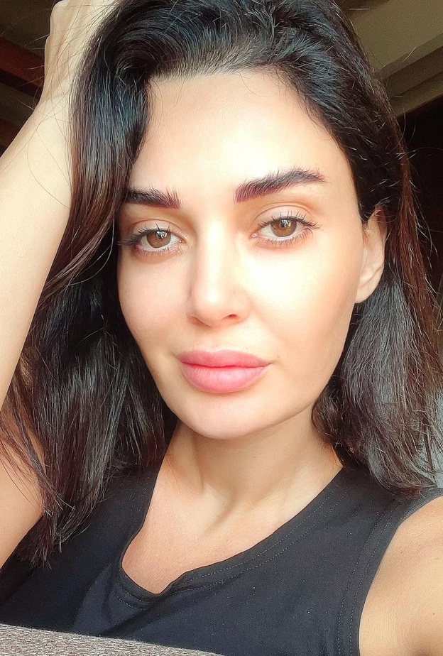 سيرين عبد النور تتخلى عن المكياج بأحدث ظهور لها من منزلها 