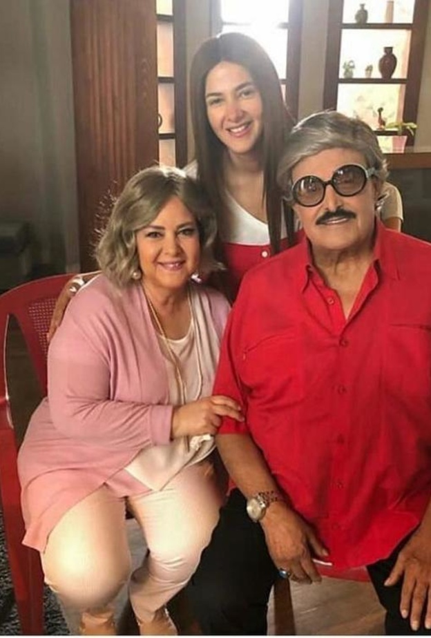 دنيا سمير غانم مع والديها الراحلين