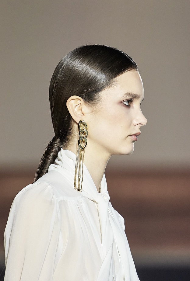 أفكار تسريحات شعر ذيل الحصان مستوحاة من عروض الأزياء لخريف 2021