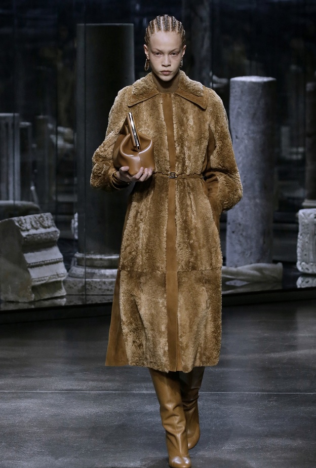 موديلات فساتين كاجوال خريفية بنقوش جلود الحيوانات من Fendi